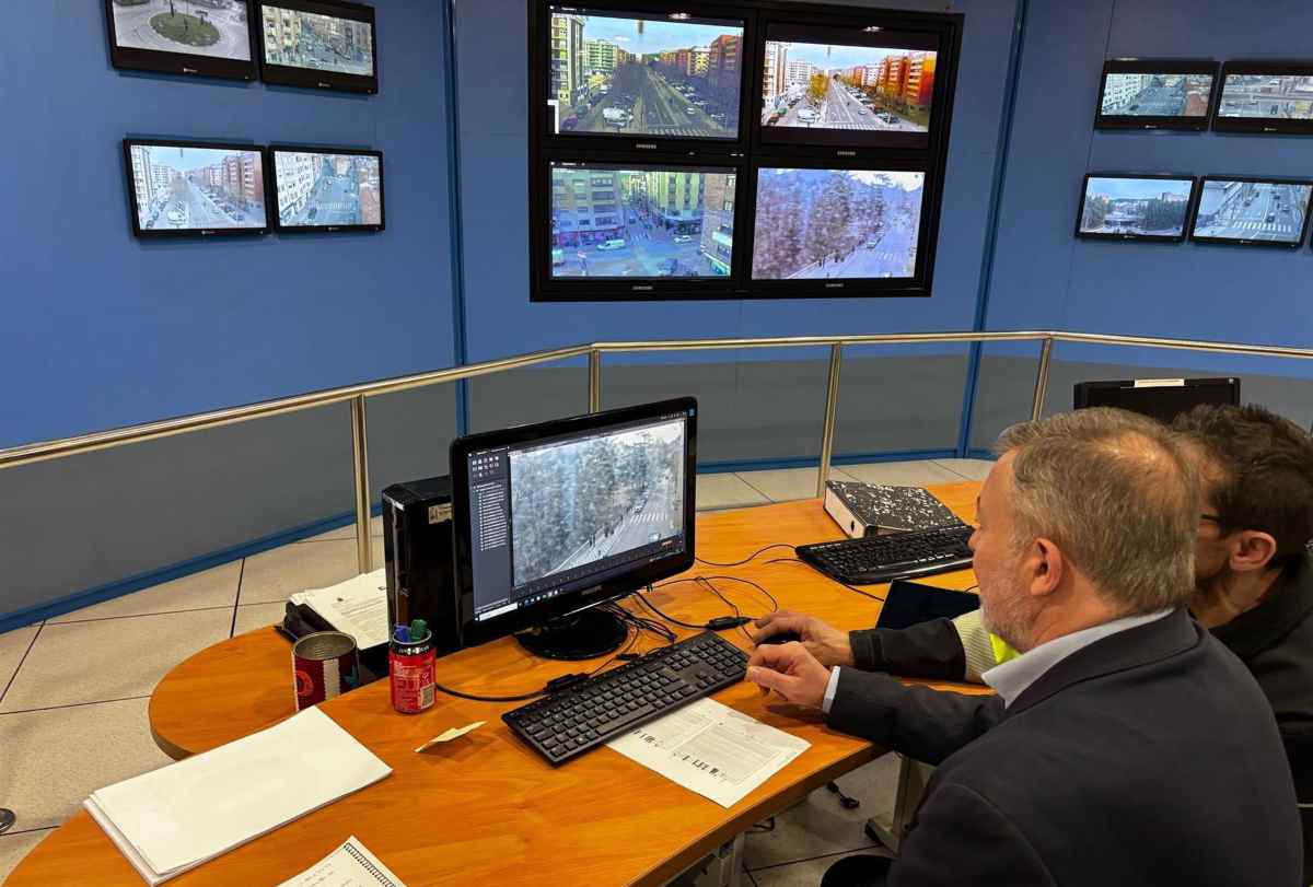 Darío Dolz en la sala de control de la Policía Local de Cuenca.