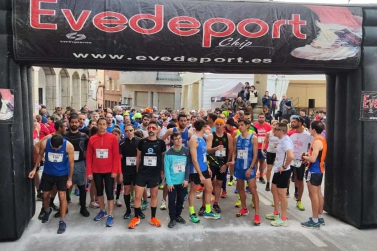 Corredores en pasadas ediciones de la carrera del chorizo, en Castillo de Bayuela (Toledo). Foto: El alcalde del pueblo, Gregorio García