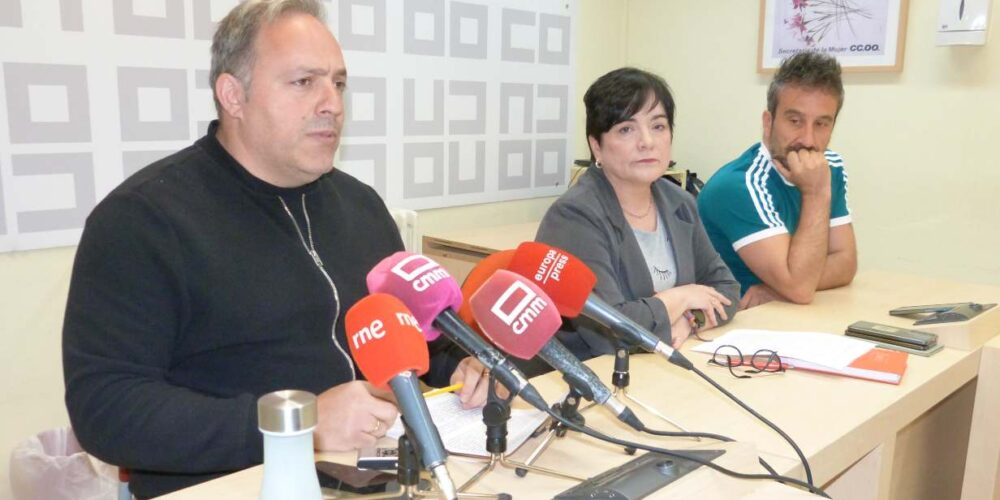 Federico Pérez (izquierda), Charo Cuadra y José Ángel Díaz, en la rueda de prensa de CCOO.