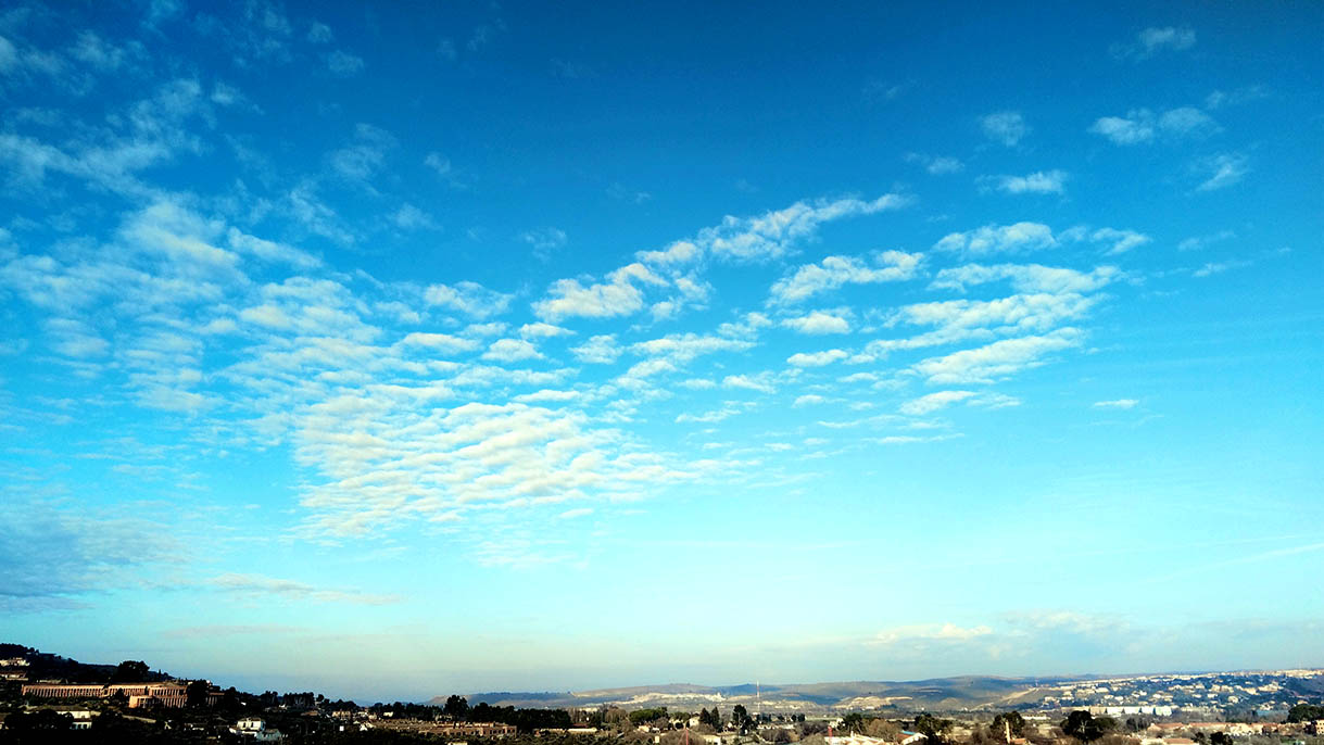 Cielo casi despejado con pequeños intervalos nubosos, tiempo