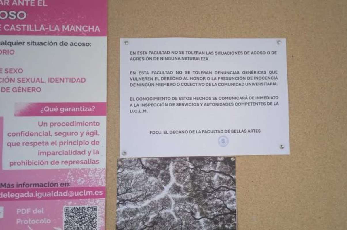 ENCLM ha recibido una imagen de este cartel que ha estado colgado en la facultad de Bellas Artes y que está firmado por el decano