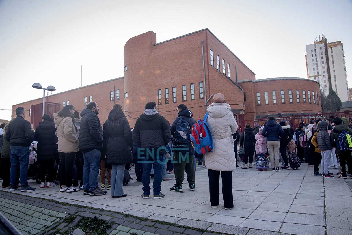 Imagen de la concentración en el CEIP Rosa Parks, en Toledo. Imagen: Rebeca Arango.