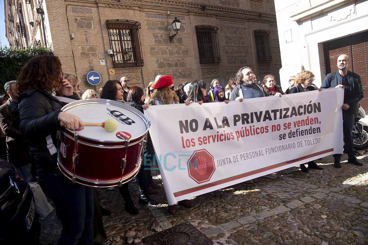 Representantes de la Junta de Personal Funcionario de la Junta de Castilla-La Mancha concentrados en Toledo. Foto: Rebeca Arango.