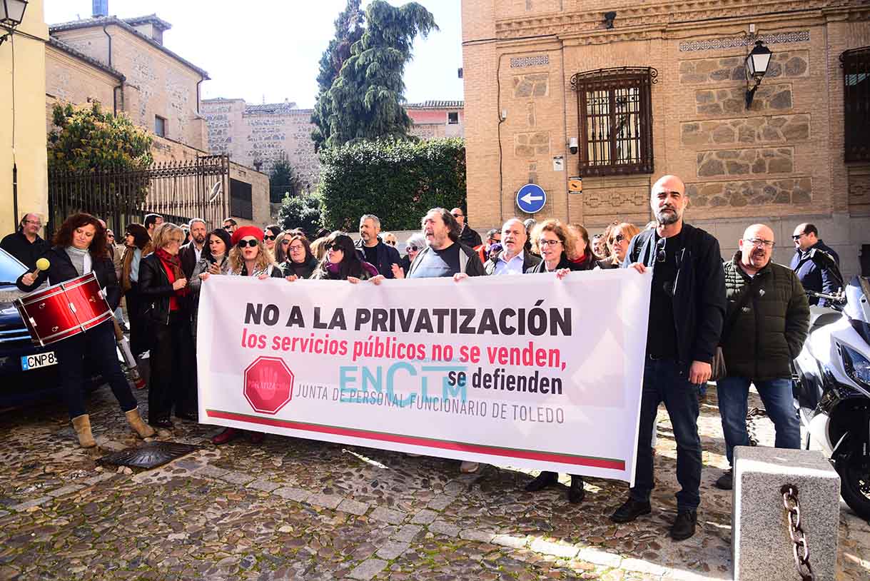 Representantes de la Junta de Personal Funcionario de la Junta de Castilla-La Mancha concentrados en Toledo. Foto: Rebeca Arango.