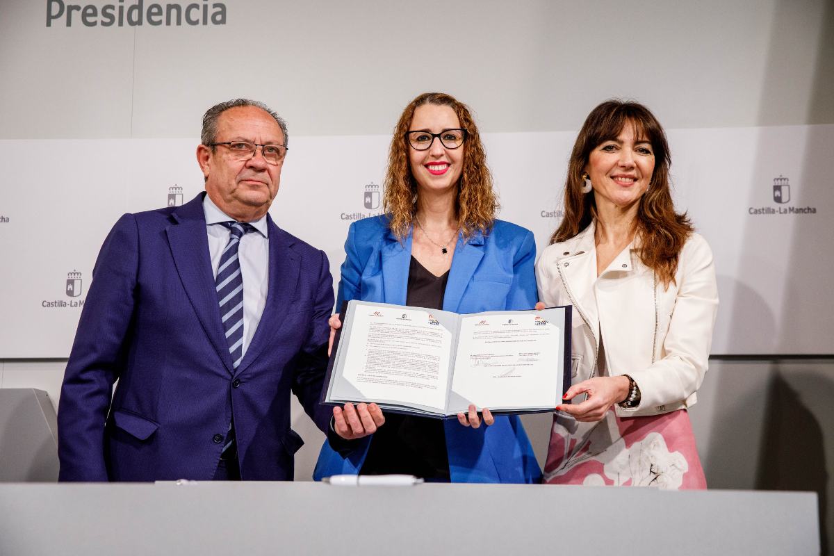 La consejera de Igualdad, Sara Simón, y el consejero de Hacienda, Administraciones Públicas y Transformación Digital, Juan Alfonso Ruiz Molina, firman un convenio de colaboración con la Asociación de Mujeres en el Sector Público, que tiene lugar en el Palacio de Fuensalida (Toledo). Fotos: D. Esteban González / JCCM