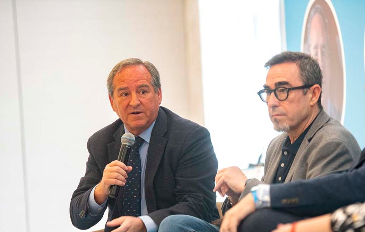 Ángel Nicolás y Paco de la Rosa intervienen en un ejercicio didáctico en la Universidad de Cuenca.