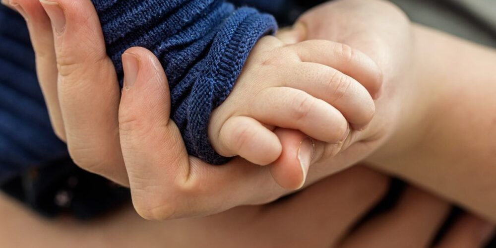 Foto de la mano agarrada de un bebé