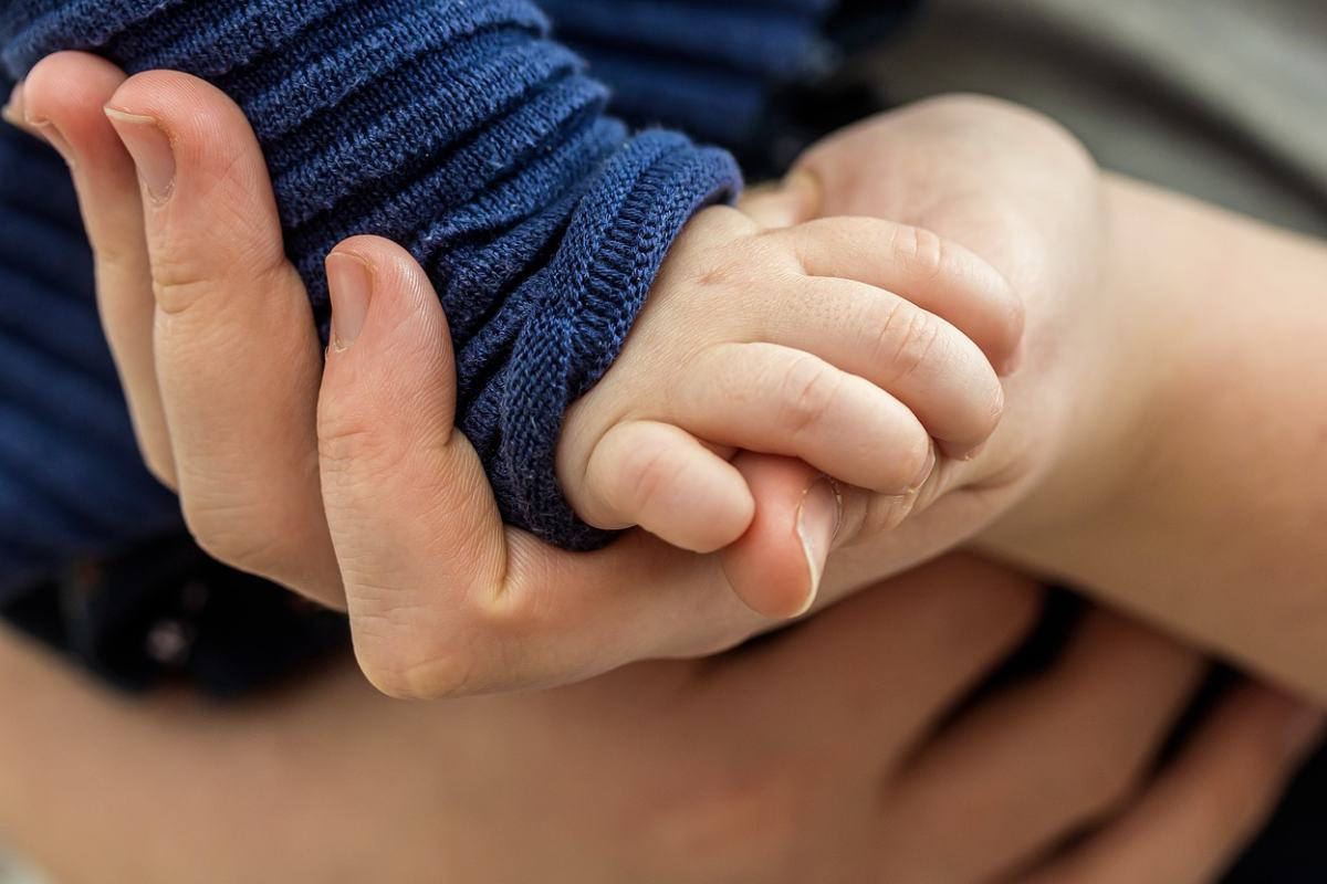 Foto de la mano agarrada de un bebé