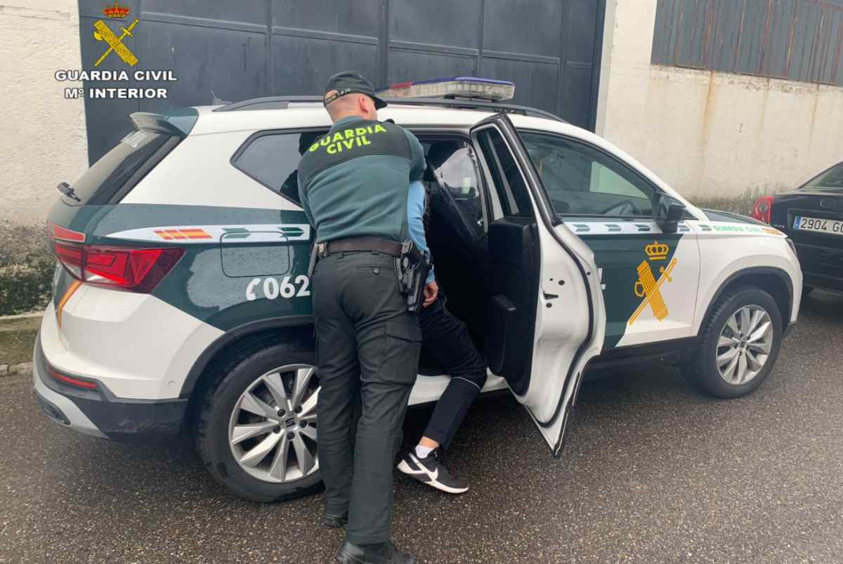 Imagen de la detención por tráfico de drogas en Santa Olalla (Toledo).