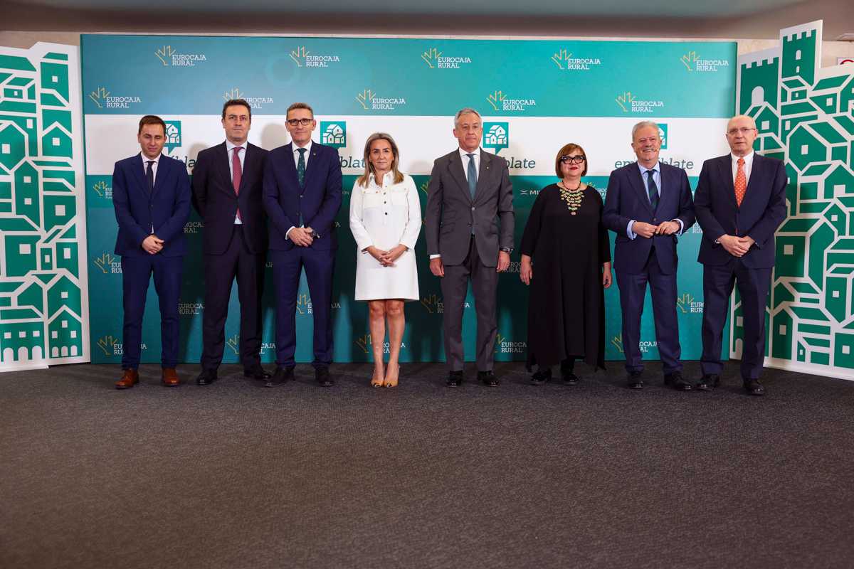 Autoridades asistentes a la cuarta edición del evento 'Empuéblate'. Foto: EFE.