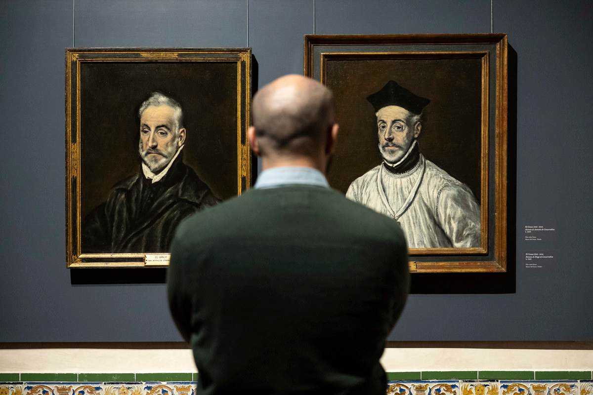 Un visitante, disfrutando de la exposición en el Museo del Greco.