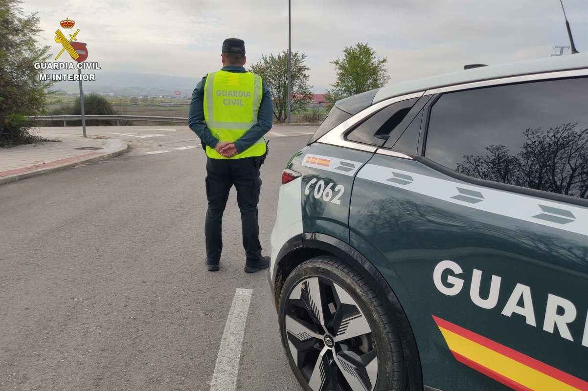 Imagen de archivo de un agente y un vehículo de la Guardia Civil.