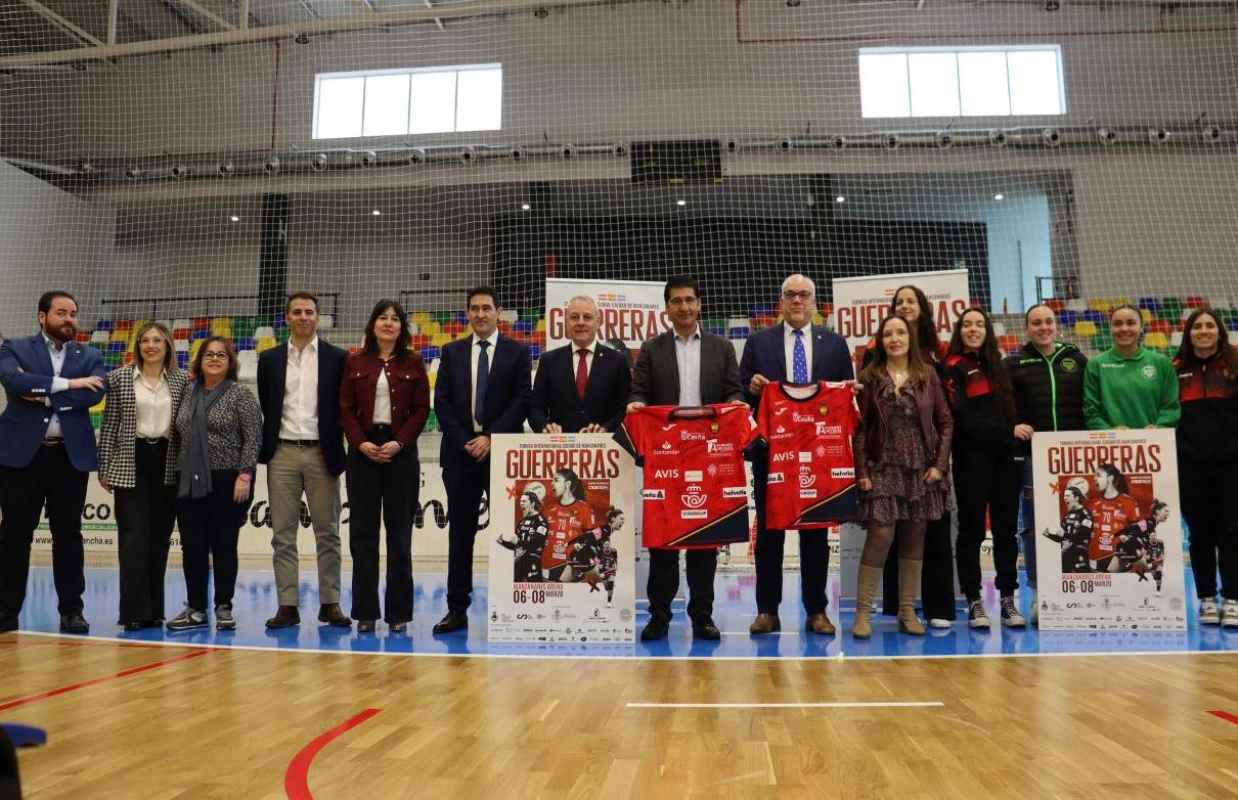 Foto de familia de la presentación del torneo de las Guerreras que se disputará en Manzanares.