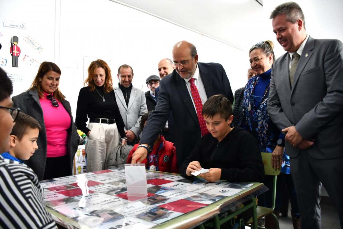 Martínez Guijarro visitó el CRA ‘Tierras de Viriato', de Garciotum.