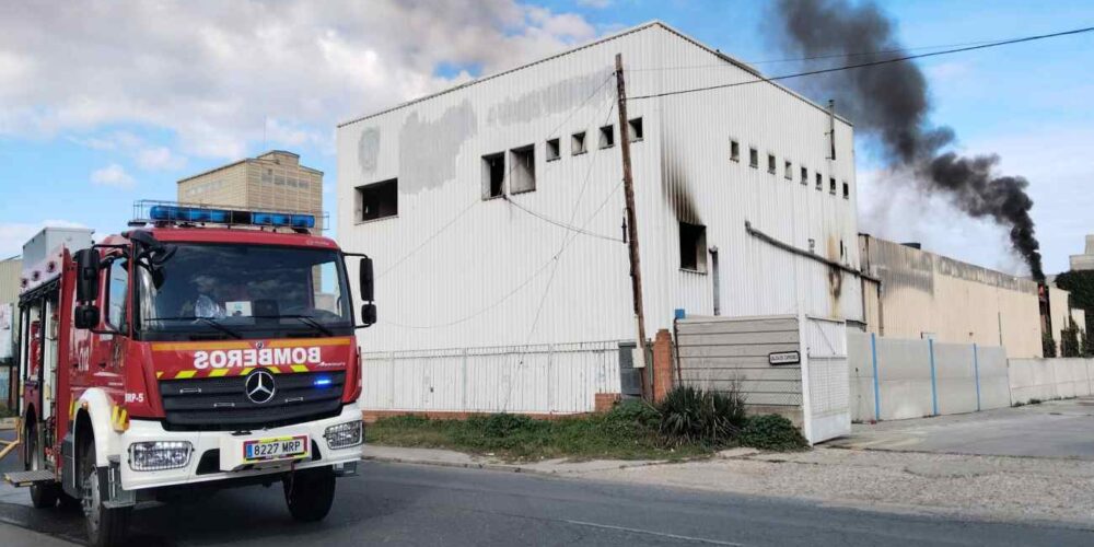 Los bomberos trabajan en el lugar de incendio. Imagen: Rebeca Arango.