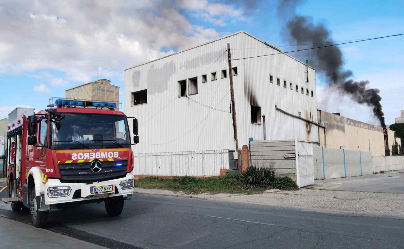 Los bomberos trabajan en el lugar de incendio. Imagen: Rebeca Arango.