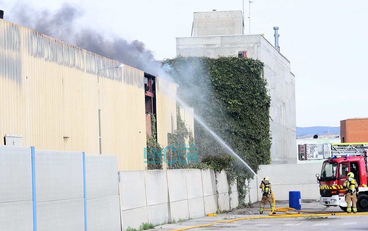 Los Bomberos de Toledo sofocan el incendio producido en la nave del Polígono Industrial. Foto: Rebeca Arango. 