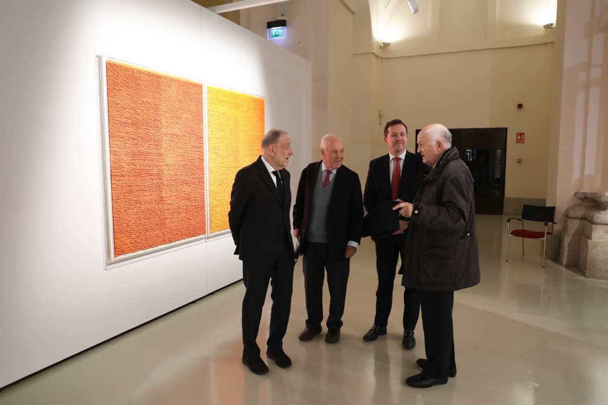 Javier Solana junto a Carlos Velázquez, Juan Ignacio de Mesa y Juan Entrecanales visitando la exposición en Toledo.