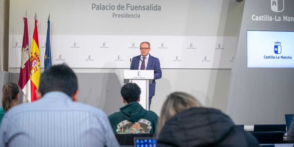 El consejero de Hacienda, Administraciones Públicas y Transformación Digital, Juan Alfonso Ruiz Molina, en el Palacio de Fuensalida (Toledo). Fotos A. Pérez Herrera / JCCM