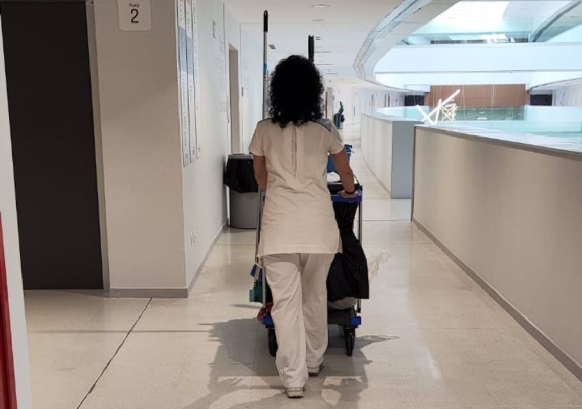 Trabajadora de la limpieza en el hospital de Toledo.