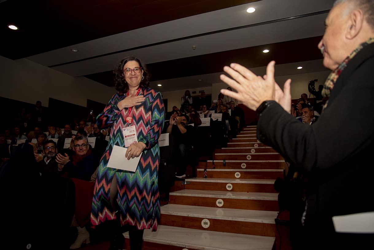 Lola Alcónez es aplaudida por Pepe Álvarez tras ser proclamada secretaria general de UGT CLM