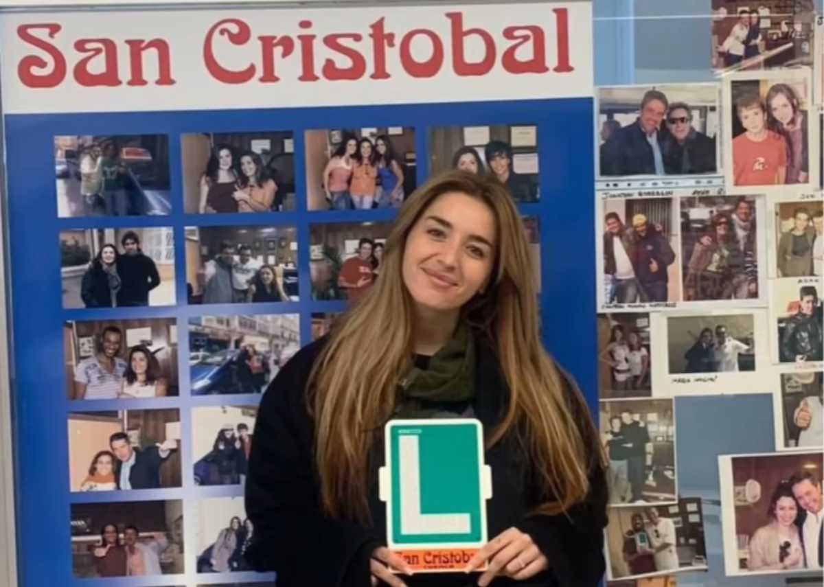 Lola Índigo posando con la "L", tras sacarse el carnet en la Autoescuela San Cristóbal de Cuenca.