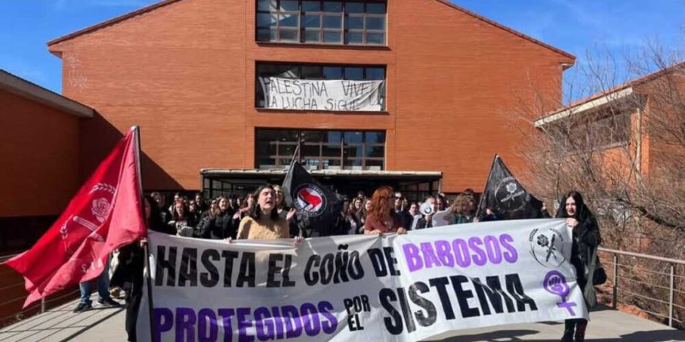 Concentración en la facultad de Bellas Artes de Cuenca para denunciar el acoso sexual de profesores a alumnas. Foto: Claudia Blanco