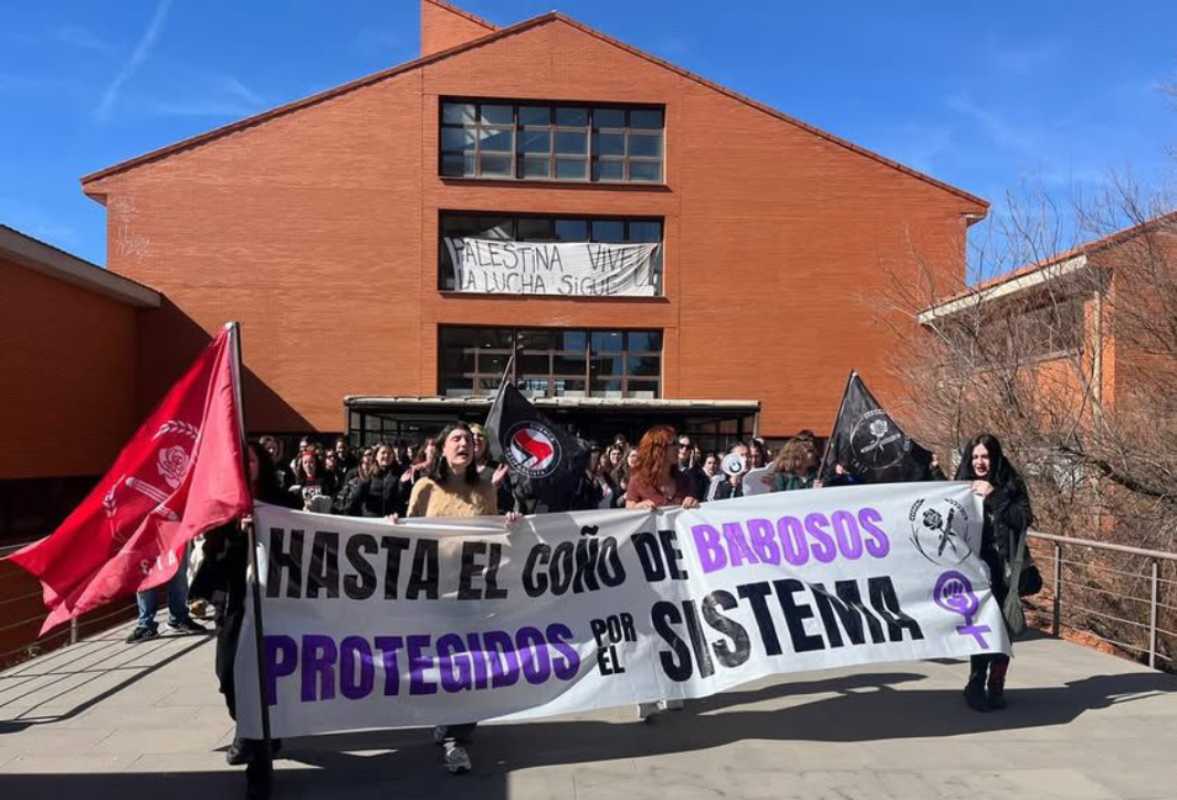 Concentración en la facultad de Bellas Artes de Cuenca para denunciar el acoso sexual de profesores a alumnas. Foto: Claudia Blanco