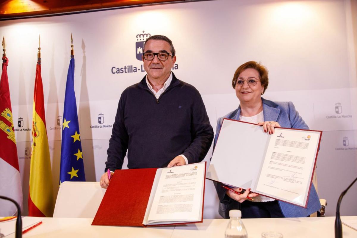 La viceconsejera de Servicios y Prestaciones Sociales, Guadalupe Martín y el presidente de la Mesa del Tercer Sector Social, José Antonio Romero. (Fotos: D. Esteban González //JCCM)