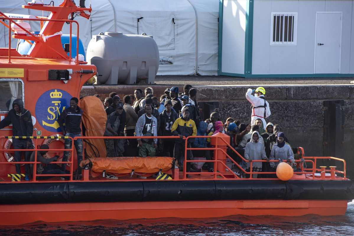 Una lancha de Salvamento tras el rescate de un cayuco a su llegada al Puerto de la Restinga. Imagen: Antonio Sempere - Europa Press.