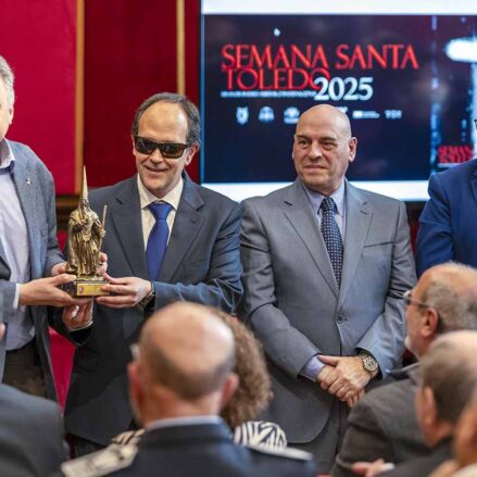 El presidente del Consejo Territorial de la ONCE en Castilla-La Mancha, José Martínez, ha recogido el Nazareno de Honor de la Semana Santa de Toledo