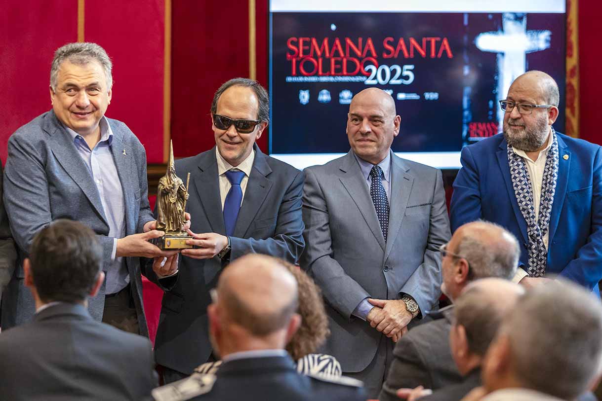 El presidente del Consejo Territorial de la ONCE en Castilla-La Mancha, José Martínez, ha recogido el Nazareno de Honor de la Semana Santa de Toledo