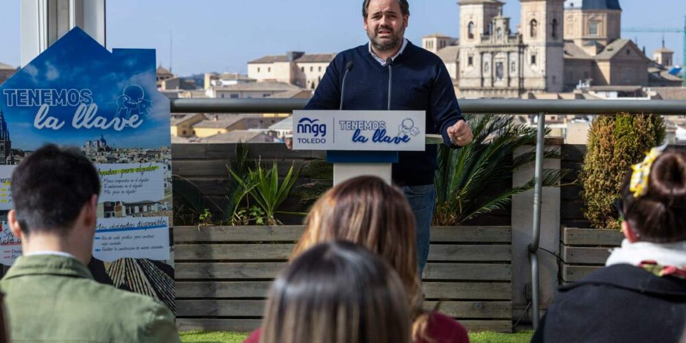 El presidente del PP de Castilla-La Mancha, Paco Núñez, durante la clausura del foro 'Tenemos la llave', organizado por NNGG este domingo en Toledo. EFE/Ángeles Visdómine