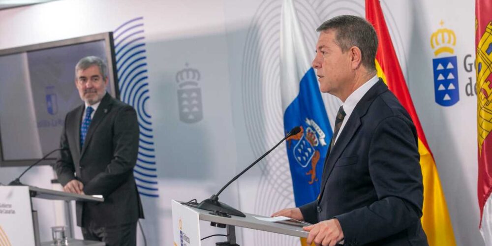 El presidente de Castilla-La Mancha, Emiliano García-Page, y el presidente de Canarias, Fernando Clajivo.