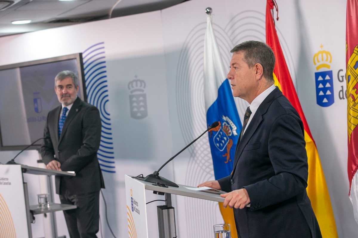 El presidente de Castilla-La Mancha, Emiliano García-Page, y el presidente de Canarias, Fernando Clajivo.