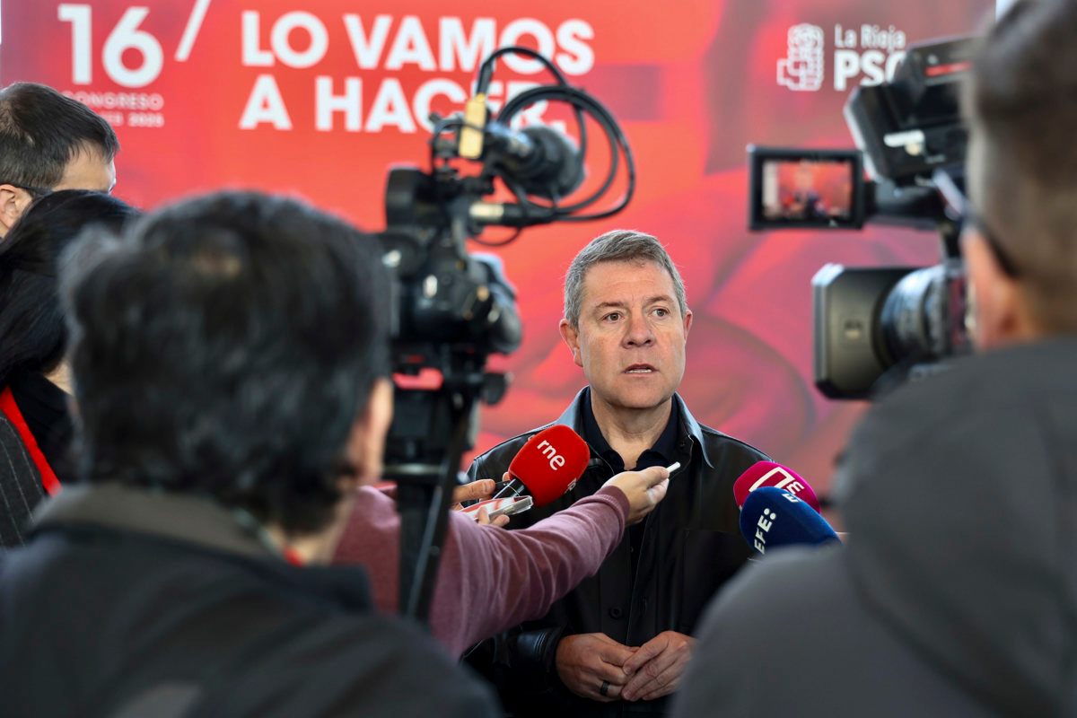 El secretario general del PSOE de Castilla La Mancha y presidente de la Junta, Emiliano García Page, atiende a los medios en el marco del acto de apertura del 16 Congreso Regional del PSOE, este sábado en Logroño. EFE/ Raquel Manzanares