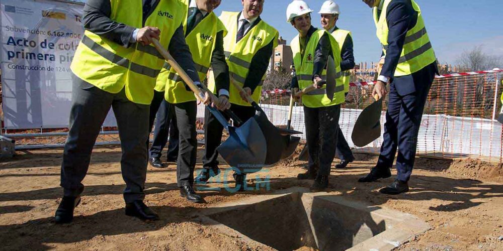 Acto de colocación de la primera piedra de las 124 viviendas para alquiler asequible en el Polígono de Toledo. Foto: Rebeca Arango.