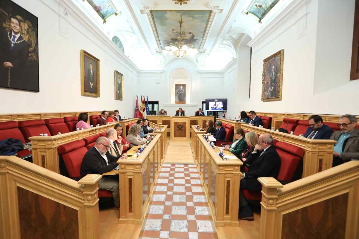 Imagen del pleno del Ayuntamiento de Toledo.