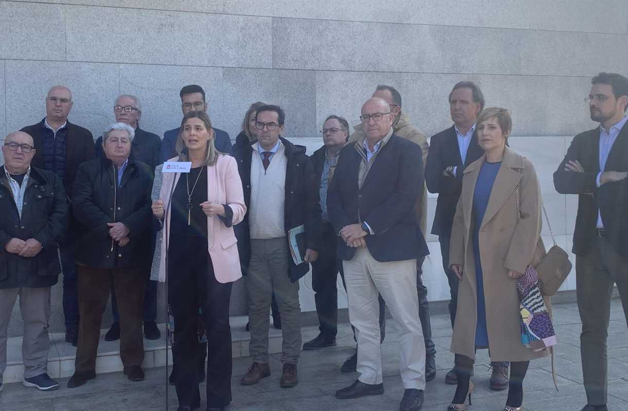 Alcaldes del PP del entorno de la A-5 y la secretaria general del PP, Carolina Agudo. - EUROPA PRESS