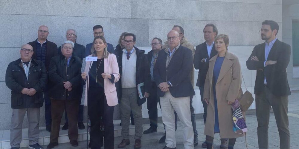 Carolina Agudo junto a los alcaldes del PP del entorno de la A-5 en Toledo.