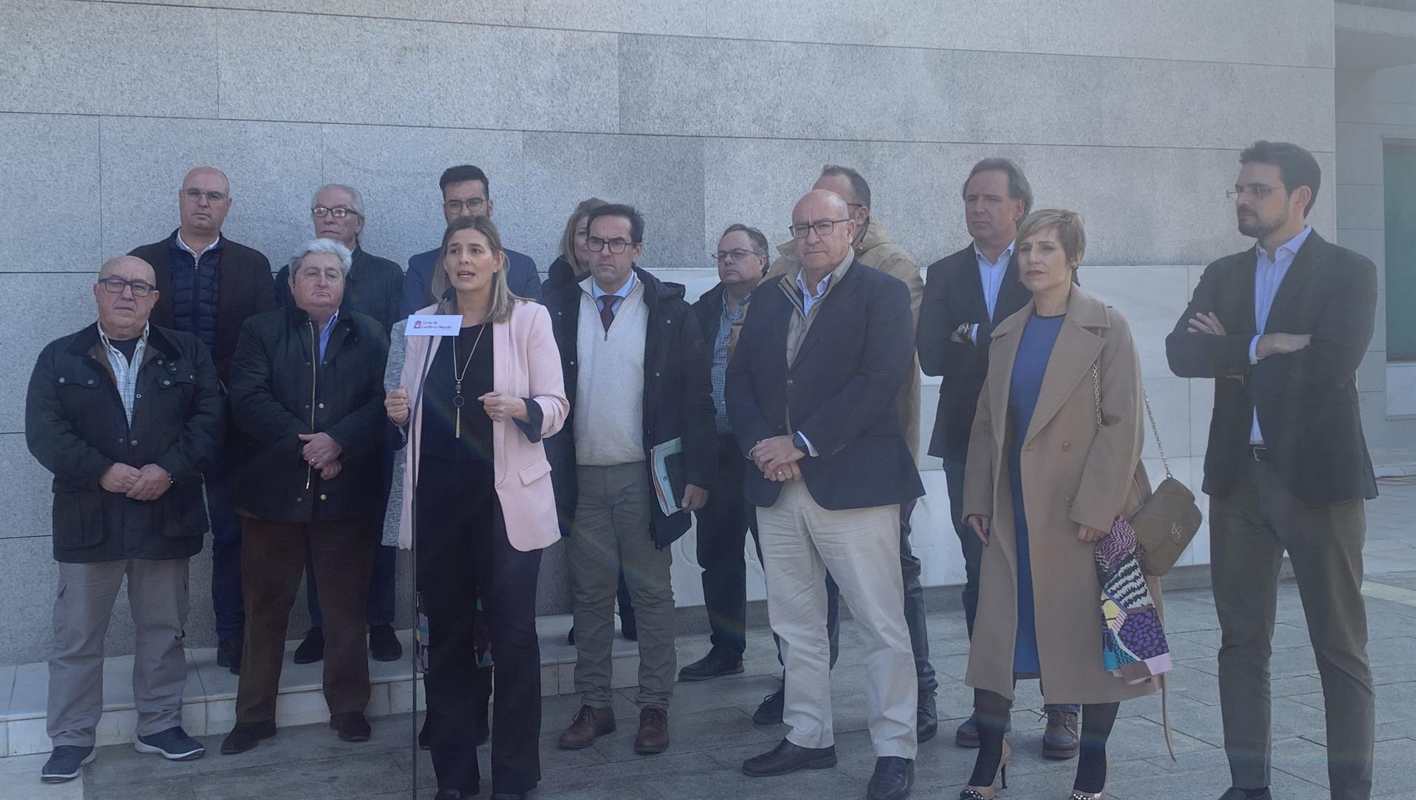 Carolina Agudo junto a los alcaldes del PP del entorno de la A-5 en Toledo.