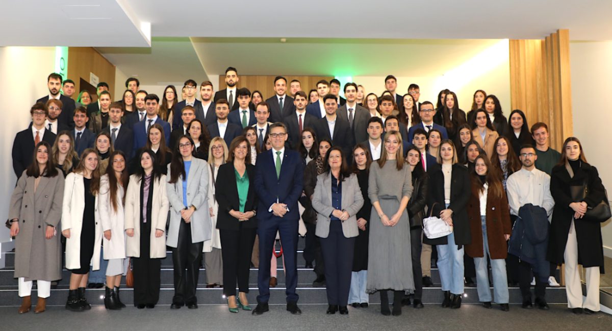 Acto de bienvenida dirigido a los estudiantes universitarios.