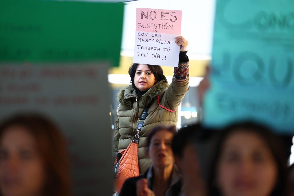 Los trabajadores se han manifestado a las puertas del hospital. Foto: EFE.