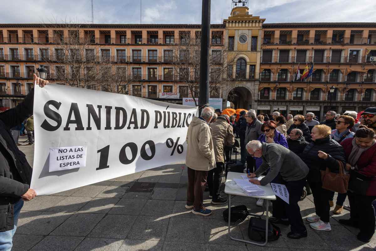 La plataforma 'Toledo por la sanidad pública' convoca una concentración para protestar por las listas de espera en la sanidad pública este sábado en Toledo. EFE/Ángeles Visdómine