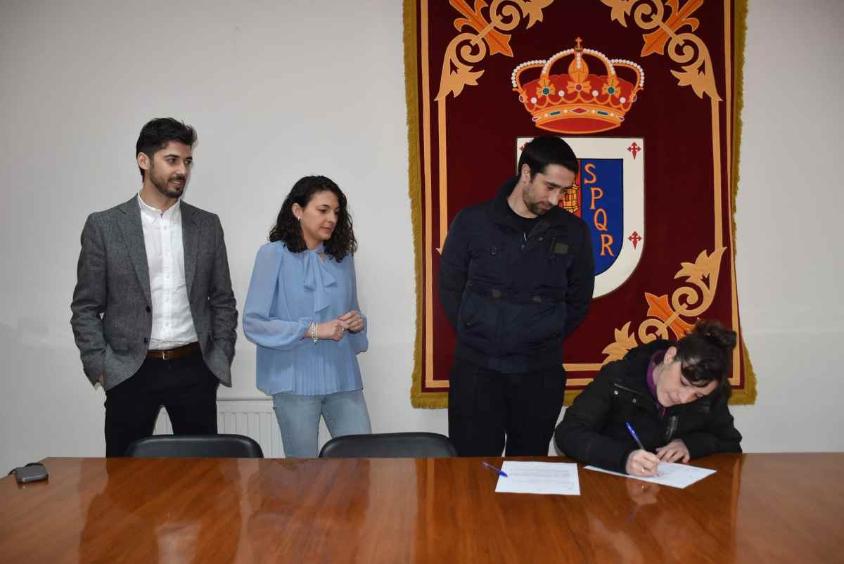 Firma del convenio entre la Diputación de Cuenca y el Ayuntamiento de Saelices.