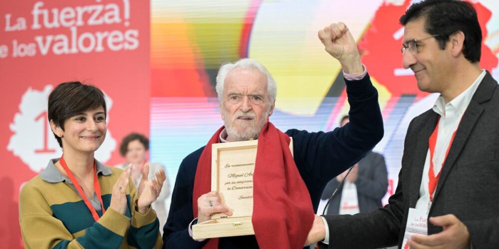 La ministra de Vivienda y Agenda Urbana, Isabel Rodríguez (i), junto al presidente provincial, José Manuel Caballero (d) y el ex diputado europeo, Miguel Ángel Martínez (c), durante la inauguración del 19 Congreso Provincial del PSOE de Ciudad Real, este sábado. EFE/Jesús Monroy