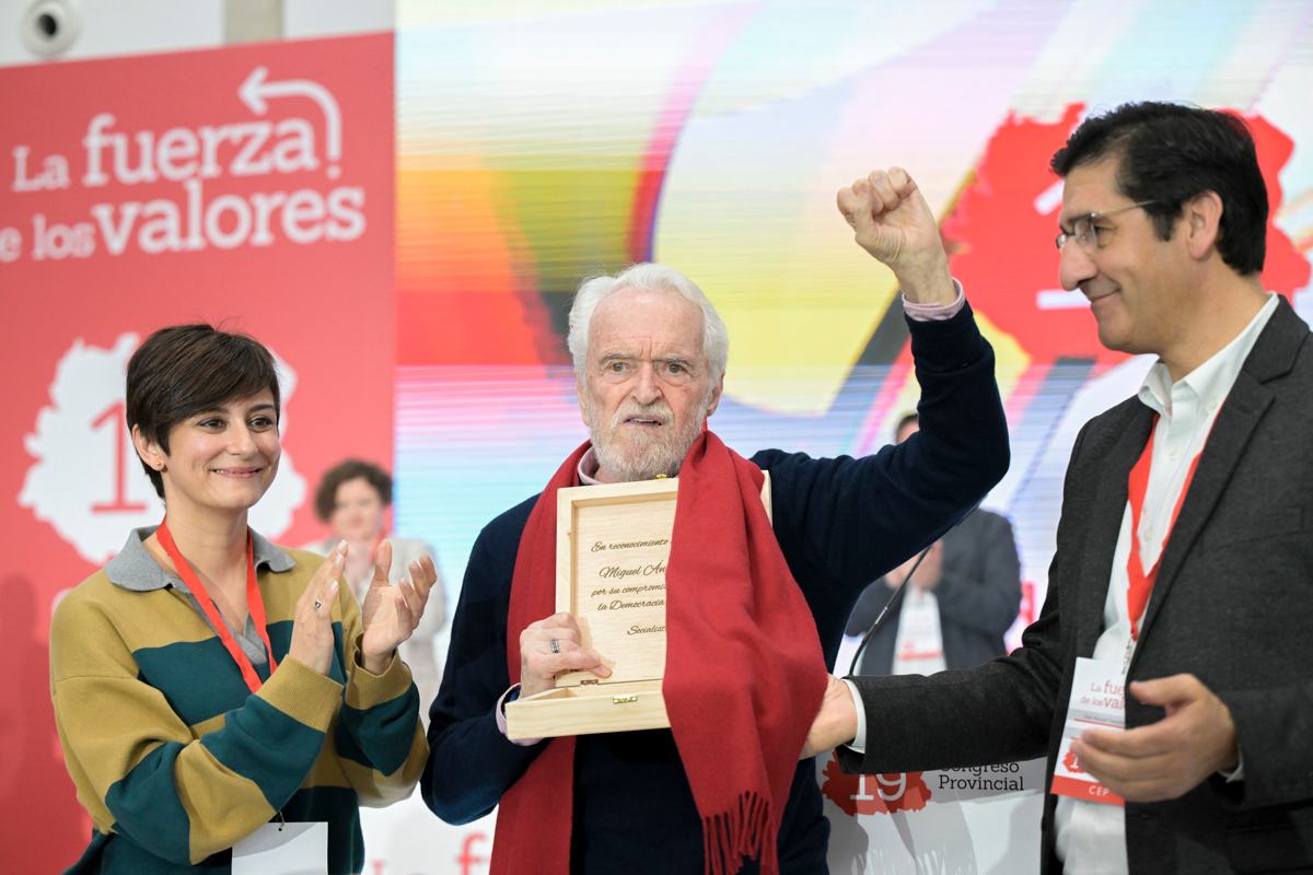 La ministra de Vivienda y Agenda Urbana, Isabel Rodríguez (i), junto al presidente provincial, José Manuel Caballero (d) y el ex diputado europeo, Miguel Ángel Martínez (c), durante la inauguración del 19 Congreso Provincial del PSOE de Ciudad Real, este sábado. EFE/Jesús Monroy