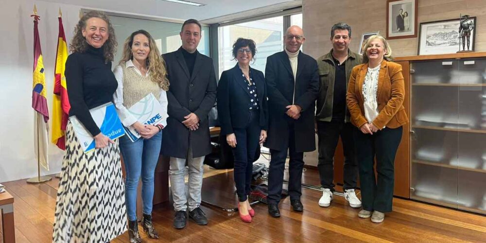 En la foto, representantes de ANPE y UGT con los de la Consejería de Educación.