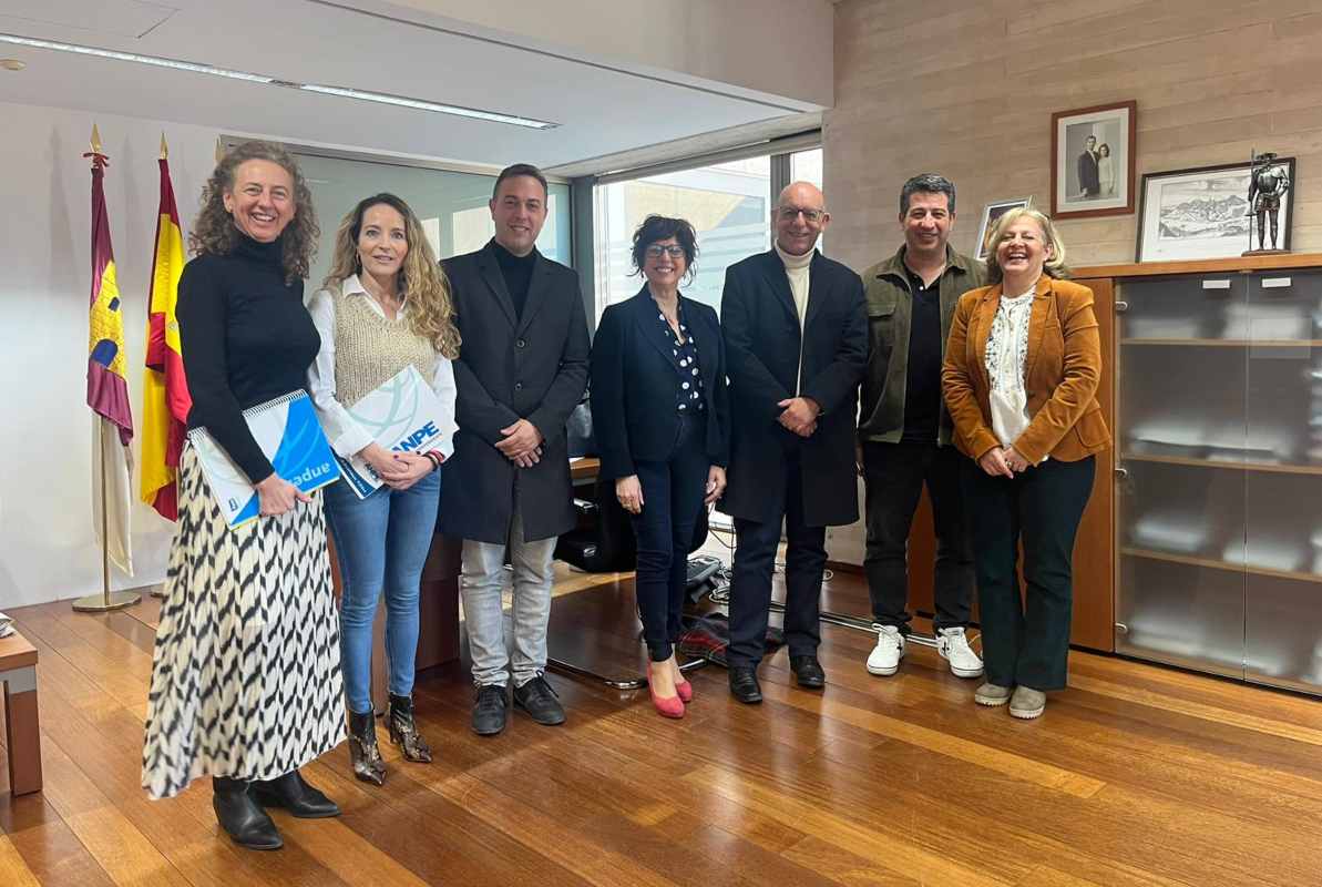 En la foto, representantes de ANPE y UGT con los de la Consejería de Educación.