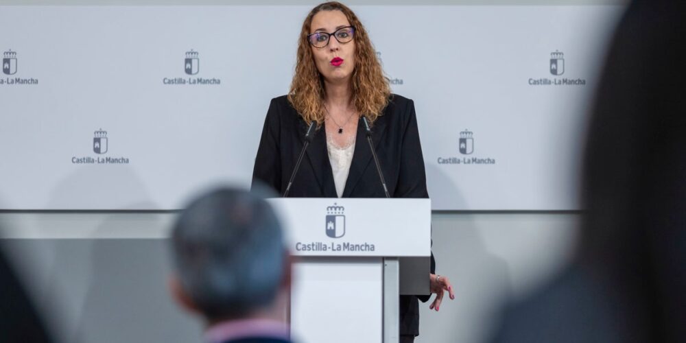 La consejera de Igualdad, Sara Simón, presenta en una rueda de prensa la campaña institucional del Gobierno de Castilla-La Mancha por el 8 de marzo, Día Internacional de las Mujeres, este jueves en Toledo. EFE/Ángeles Visdómine